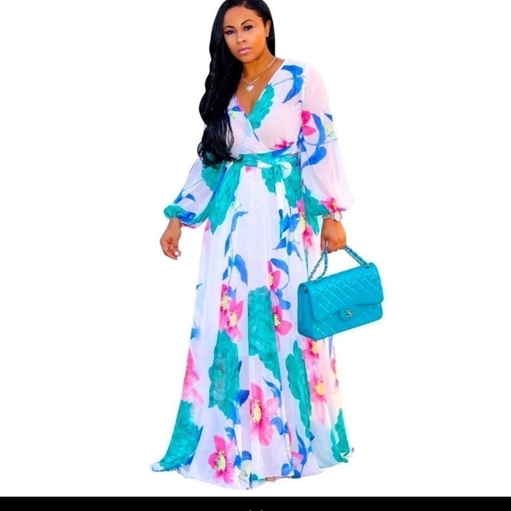 Maxi dress, long sleeves. V neck